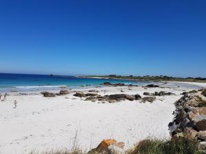 Maisons de vacances Stone House in Lilia near Ile Vierge Lighthouse : photos des chambres