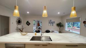 StayAU 4BRM Chic Urban Retreat