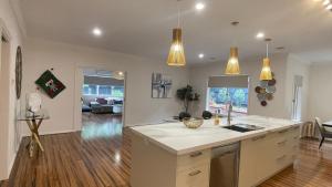 StayAU 4BRM Chic Urban Retreat