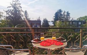 2 Bedroom Beautiful Apartment In Lovran - 3hvězdičkové hotely ve městě Lovran