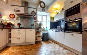 3 Bedroom Stunning Home In Groix