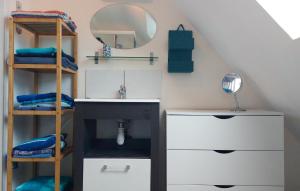 Maisons de vacances 3 Bedroom Stunning Home In Groix : photos des chambres