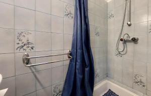 Maisons de vacances 3 Bedroom Stunning Home In Groix : photos des chambres