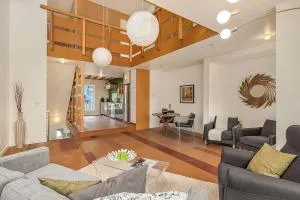 Huge & fun artist's loft - 5 levels! - Mount Baker