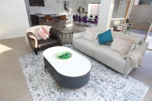 Spacious Villa 7BRM 5-bathroom House Point Cook Double Storey