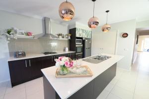 Designer Decor Home with 8Beds at Williams Landing