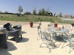 Gîte familial de plain-pied avec grande terrasse, jardin clos et équipements complets à Vallières-les-Grandes - FR-1-491-423 - Sambin