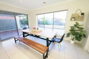 Designer Decor Home with 8Beds at Williams Landing