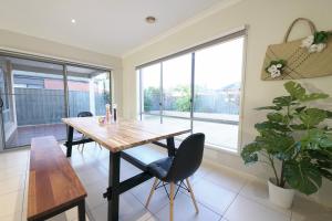 Designer Decor Home with 8Beds at Williams Landing