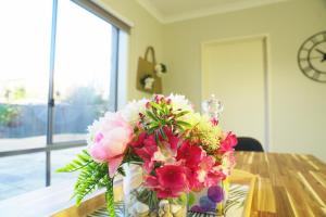 Designer Decor Home with 8Beds at Williams Landing