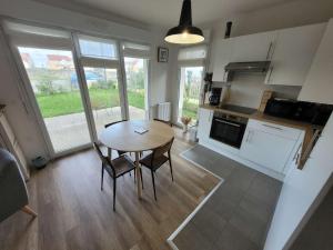Appartements Bel appartement moderne avec jardin et parking privatif - FR-1-675-38 : photos des chambres