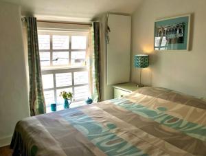 2-Bedroom cottage in Barmouth old town with sea views