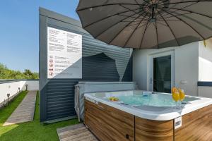 Rooftop Home With Whirlpool & Sauna - Happy Rentals