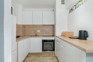 One Bedroom Apartment in Poznań with Bathub and 2 Desks for Remote Work by Renters