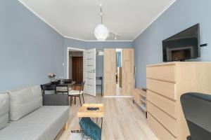 One Bedroom Apartment in Poznań with Bathub and 2 Desks for Remote Work by Renters