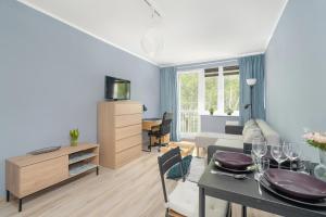 One Bedroom Apartment in Poznań with Bathub and 2 Desks for Remote Work by Renters