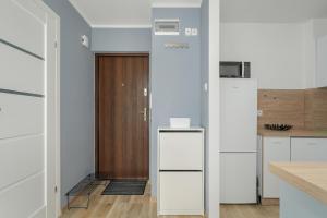 One Bedroom Apartment in Poznań with Bathub and 2 Desks for Remote Work by Renters