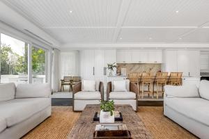 Aquarium House - with direct beach access & pool