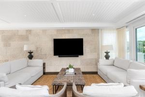 Aquarium House - with direct beach access & pool