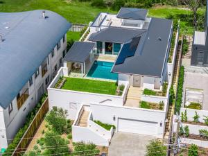 Aquarium House - with direct beach access & pool