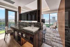 River Corner Studio, Guest room, 1 King, Partial river view