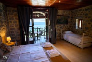 Faskomilo - Unique Beachfront Stone House in Alipa-Mani