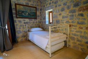 Faskomilo - Unique Beachfront Stone House in Alipa-Mani