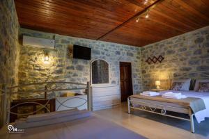 Faskomilo - Unique Beachfront Stone House in Alipa-Mani