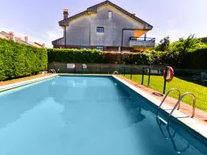Cómodo y espacioso chalet con piscina comunitaria - Miengo