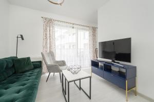 Modern Classic Studio Apartment in Kępa Mieszczańska by Noclegi Renters