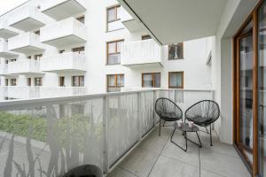 Modern Classic Studio Apartment in Kępa Mieszczańska by Noclegi Renters