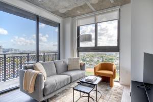 Blueground Wynwood gym roof pool nr dining MIA-98