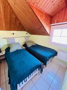 "LES COULEURS DU LAC" Appartement 8 personnes, sur 2 niveaux, accès piscines gratuit, village vacances