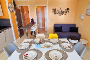 "LES COULEURS DU LAC" Appartement 8 personnes, sur 2 niveaux, accès piscines gratuit, village vacances