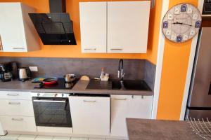 "LES COULEURS DU LAC" Appartement 8 personnes, sur 2 niveaux, accès piscines gratuit, village vacances