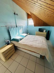 "LES COULEURS DU LAC" Appartement 8 personnes, sur 2 niveaux, accès piscines gratuit, village vacances