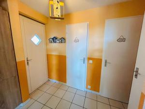 "LES COULEURS DU LAC" Appartement 8 personnes, sur 2 niveaux, accès piscines gratuit, village vacances