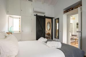 Alcazares Central Suite by Valcambre