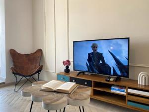 Old Town Overlooking - Vibrant 2BR Apartment