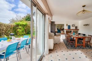 Maisons de vacances Piscine couverte - sauna - Maison pour 9 a Loctudy : photos des chambres