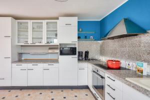 Maisons de vacances Piscine couverte - sauna - Maison pour 9 a Loctudy : photos des chambres