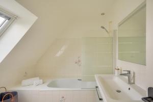 Maisons de vacances Piscine couverte - sauna - Maison pour 9 a Loctudy : photos des chambres