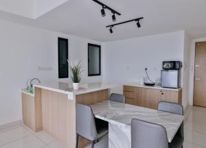 Mosaic 1BR, WIFI, walking distance to Mid Valley JB , 4-5pax