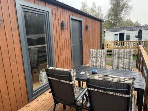 Tinyhouse Frida moderne & stilvolle Auszeit am See Natur & Ruhe in Stuer Mecklenburgische Seenplatte Klima, Grill