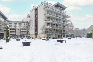 Cozy Apartment Ludwinowska with Parking by Renters