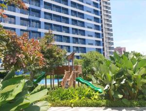 Heart of Makati, (WiFiNetflixDisney included), central location