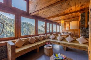 ELIVAAS 4 BHK with Garden & Sauna - Skylounge