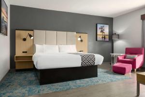 King Suite - Non-Smoking room in La Quinta Inn & Suites by Wyndham Selma/Smithfield I-95