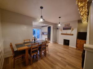 Tulip Cottage Hinderwell, Staithes & Whitby - 2 Night Min - Sleeps 6 - Pet Friendly