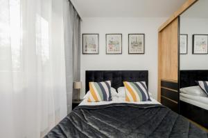 Modern Black & Wooden Apartment Warsaw Near The Airport by Noclegi Renters